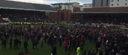 Meci întrerupt aproape două ore în Anglia după ce fanii gazdelor au invadat terenul în semn de protest faţă de conducerea clubului
